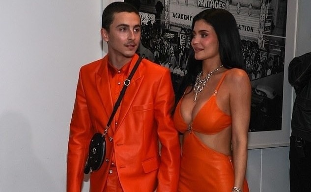 Kylie Jenner quá gợi cảm bên bạn trai