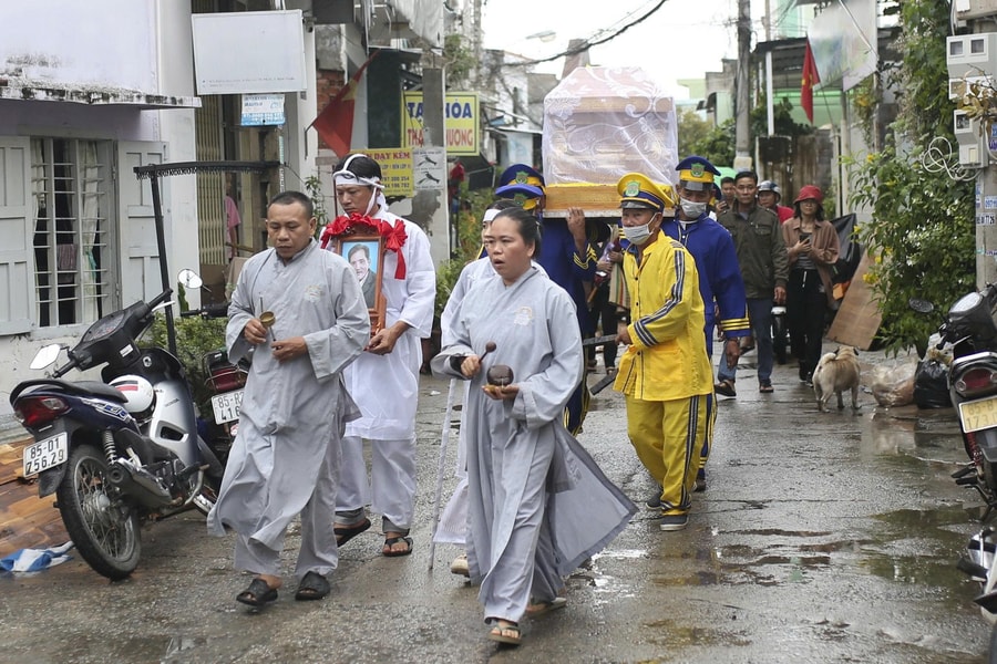 Con trai, con gái nghẹn ngào tiễn đưa tài tử Thương Tín