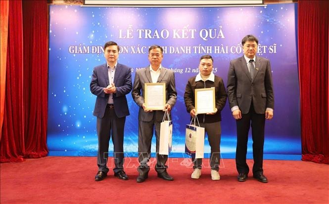 Trao kết quả xác định danh tính liệt sĩ bằng quy trình công nghệ giám định ADN