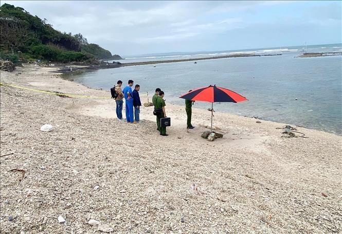 Phát hiện thi thể nam giới trôi dạt vào bờ biển Quảng Ngãi