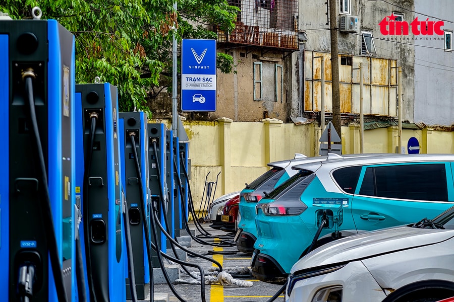 Bộ Xây dựng yêu cầu sớm hoàn thiện quy chuẩn an toàn cho chung cư có trạm sạc xe điện