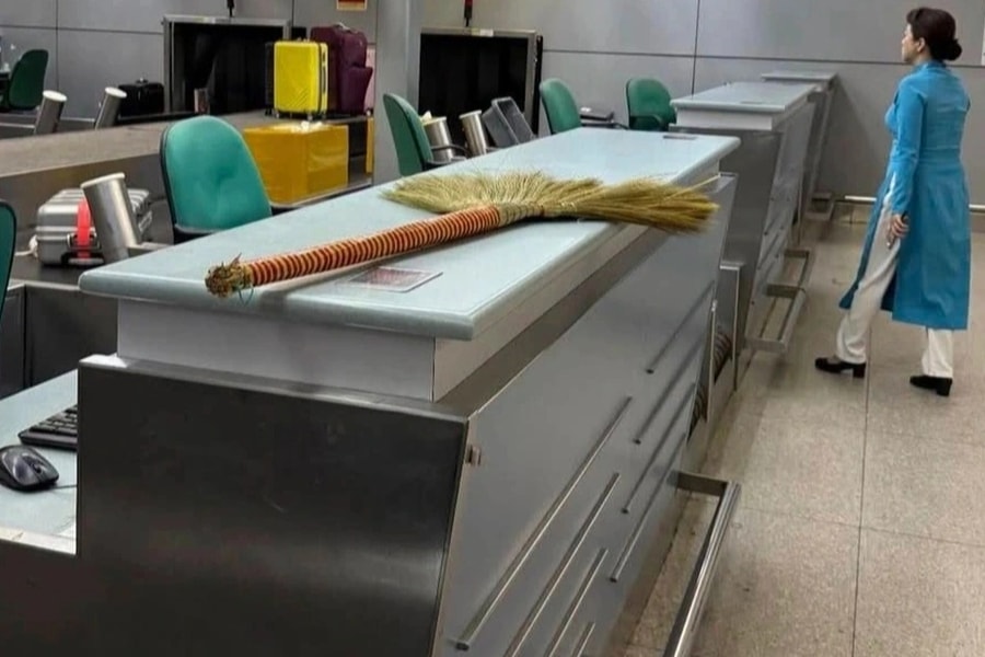 Hình ảnh khách Tây ôm chổi đót Việt Nam về nước gây xôn xao