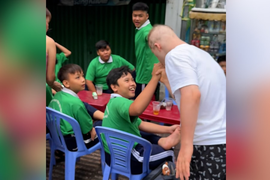 Khách Tây cảm kích vì trẻ em Việt 'xóa tan' rào cản với con trai bệnh Down