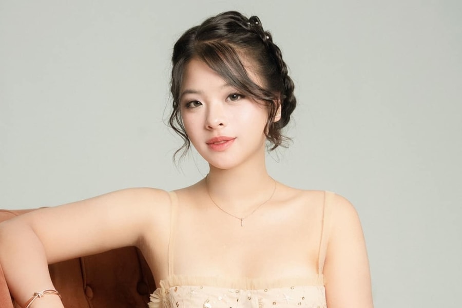 Gu mặc của con gái út nghệ sĩ Chiều Xuân