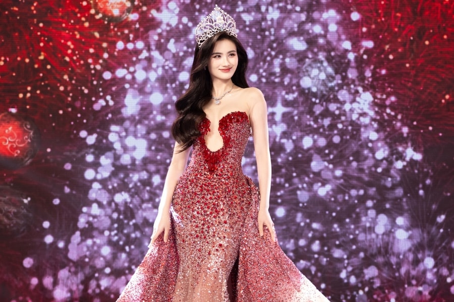 Ý Nhi catwalk cùng thí sinh Miss Word Vietnam