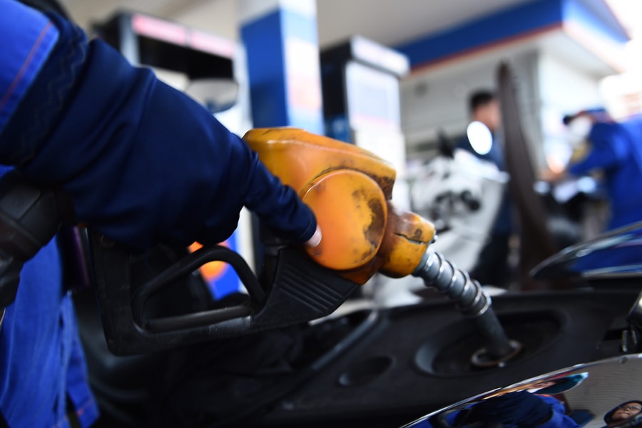 Giá xăng giảm về sát 20.000 đồng một lít