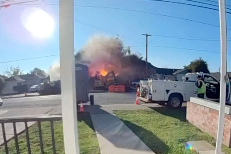 Khoảnh khắc ngôi nhà ở California nổ tung thành từng mảnh do nổ khí gas