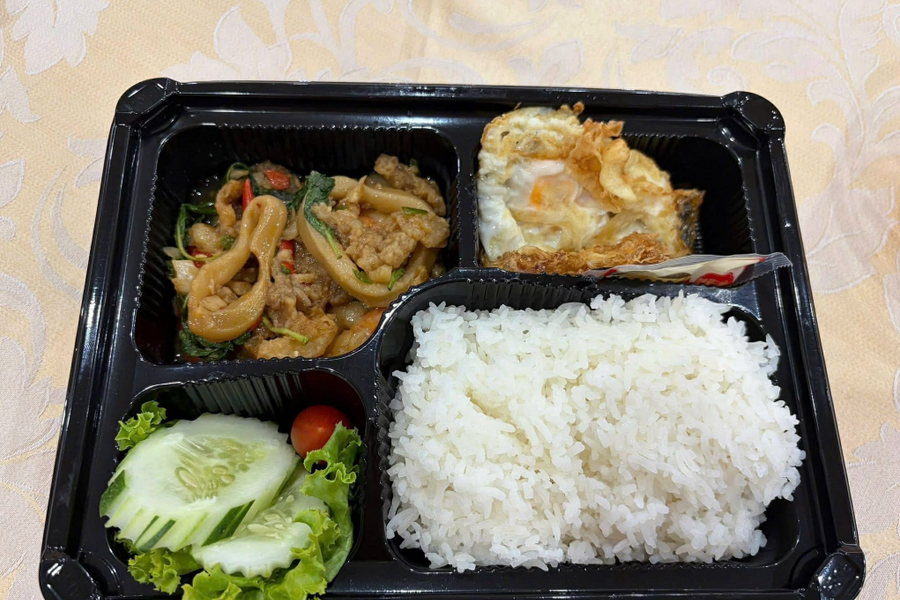 Suất ăn cho VĐV ở SEA Games gây sốc: Giá 200.000 đồng chỉ có cơm hộp