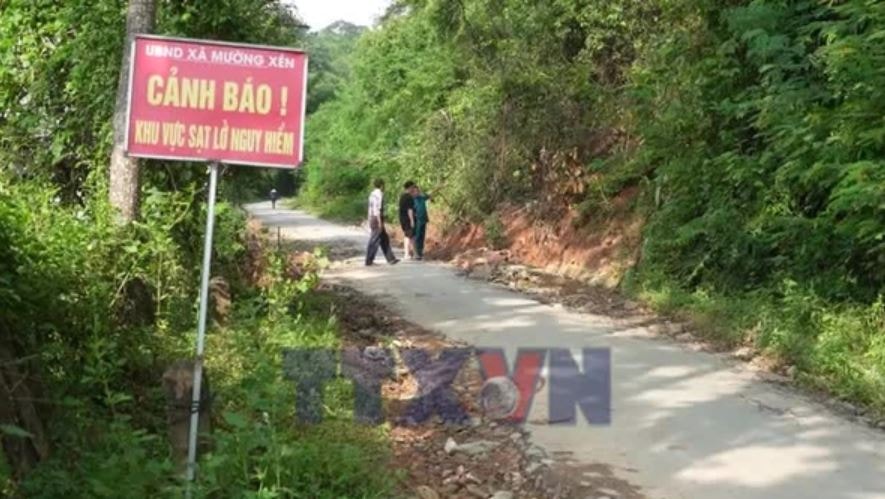 Nghệ An: Hàng nghìn người dân vùng biên khốn khổ vì tuyến đường độc đạo xuống cấp nghiêm trọng