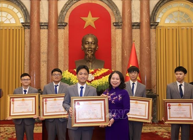 Phó Chủ tịch nước trao Huân chương Lao động cho học sinh đoạt giải quốc tế năm 2025