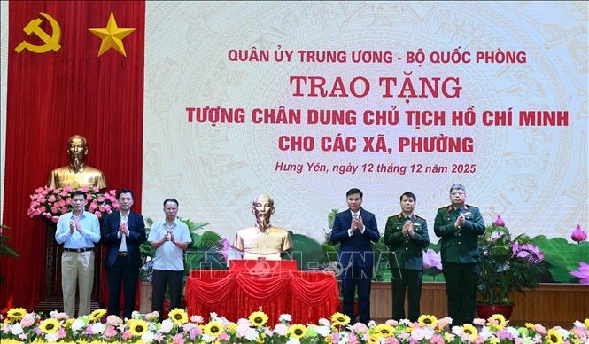 Trao tặng tượng chân dung Bác Hồ cho các xã, phường