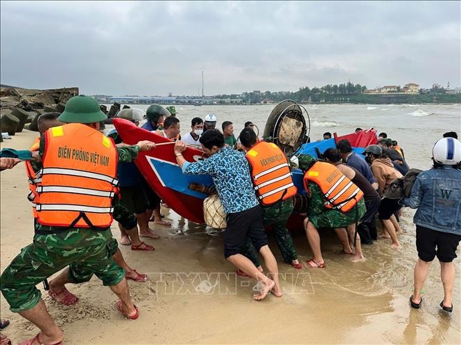 Cứu kịp thời 2 ngư dân gặp nạn trên vùng biển Quảng Trị
