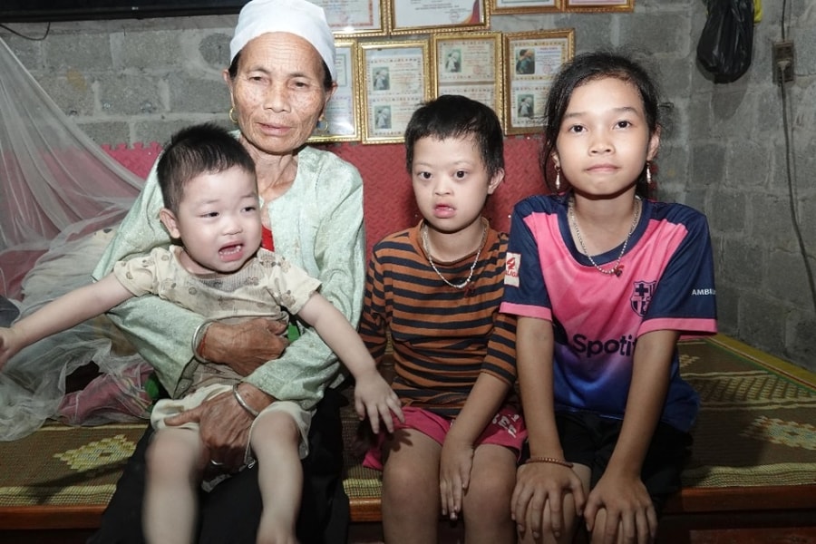 Chồng mất, con khuyết tật nặng, mẹ nghèo vừa ra viện vẫn gắng mưu sinh