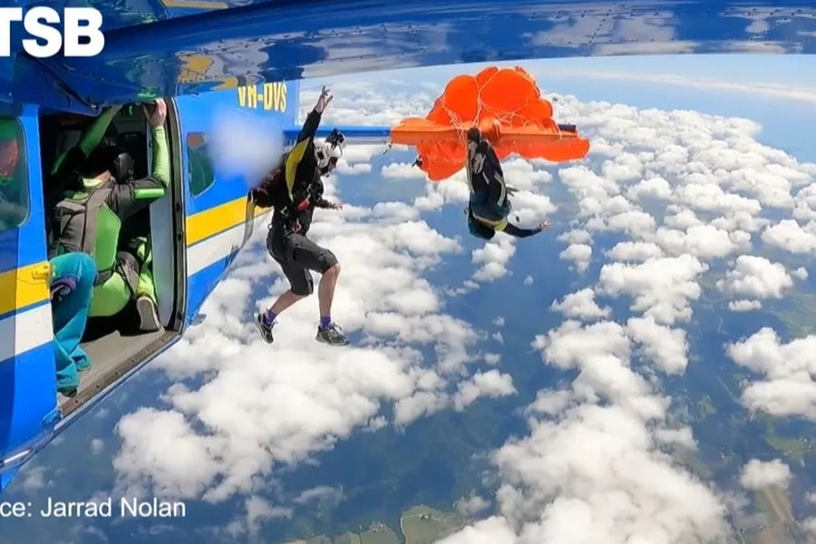 Cảnh người đàn ông nhảy từ độ cao 4.500m nhưng dù bị mắc vào đuôi máy bay
