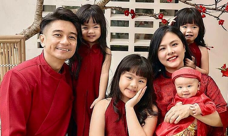 Cuộc sống vợ chồng Vân Trang bên bốn con nhỏ