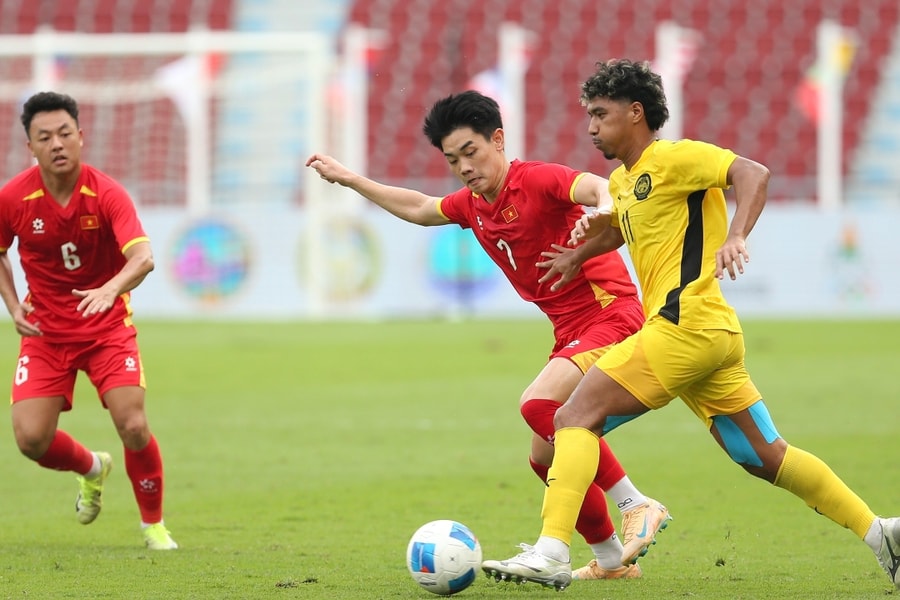 Xác định hai cặp bán kết bóng đá nam SEA Games 33