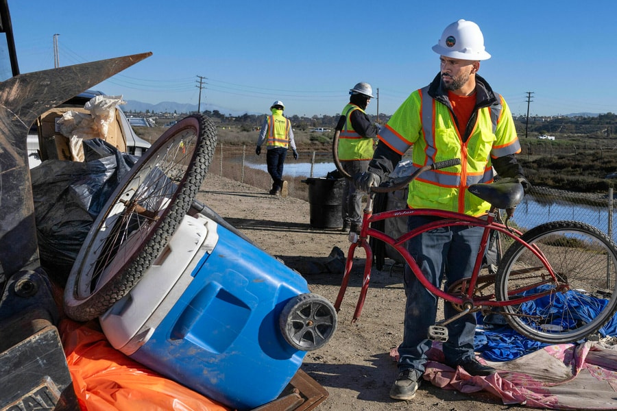 Quận Cam ra quân dẹp khu lều trại vô gia cư
