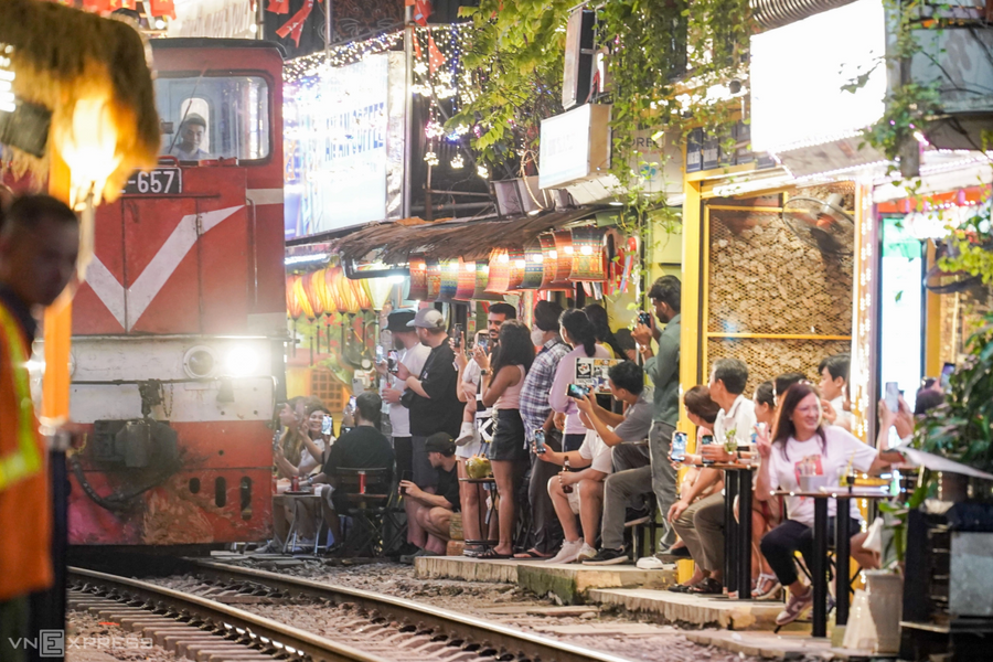 Cà phê đường tàu Hà Nội 'phấn khích trong hỗn loạn'