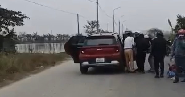 Dừng xe cứu nạn nhân bất tỉnh, Đại úy CSGT nói câu khiến cộng đồng cảm phục