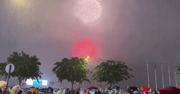 Video: Pháo hoa rực sáng giữa mưa, lòng dân rộn ràng ngày Tết Độc lập