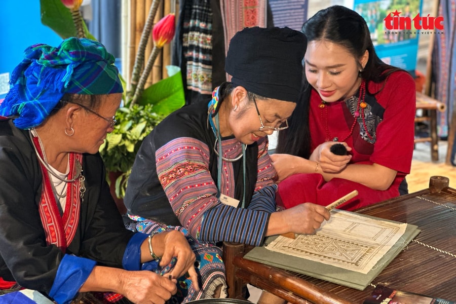 Giới trẻ Hà Nội thích thú khám phá không gian văn hóa Mông