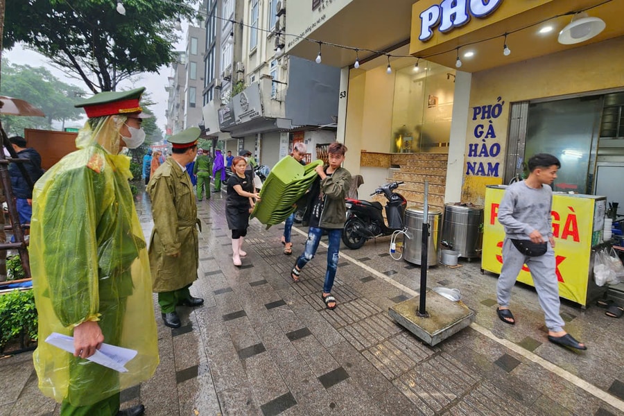Cán bộ phường Hà Nội đội mưa thực hiện 'chiến dịch' giành lại vỉa hè cho người đi bộ