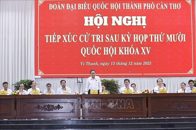 Chủ tịch Quốc hội Trần Thanh Mẫn tiếp xúc cử tri Cần Thơ