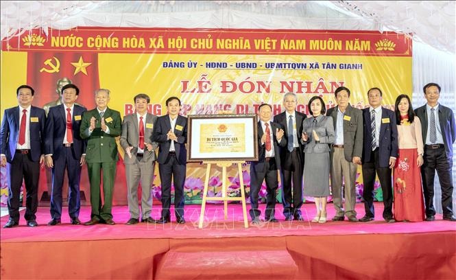 Trao Bằng xếp hạng Di tích quốc gia di tích lịch sử Đền Song Trung và mộ Hoàng Vĩnh Tộ, Hoàng Vĩnh Dụ