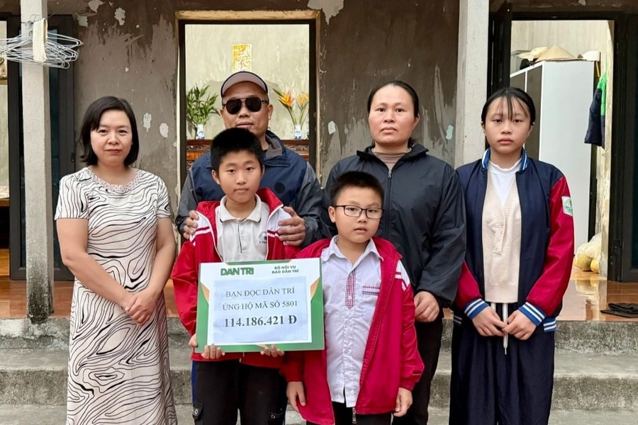 Được bạn đọc giúp đỡ, người bố mù để dành tiền tiết kiệm cho các con