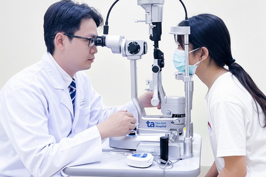 Lông mi mọc ngược gây xước giác mạc