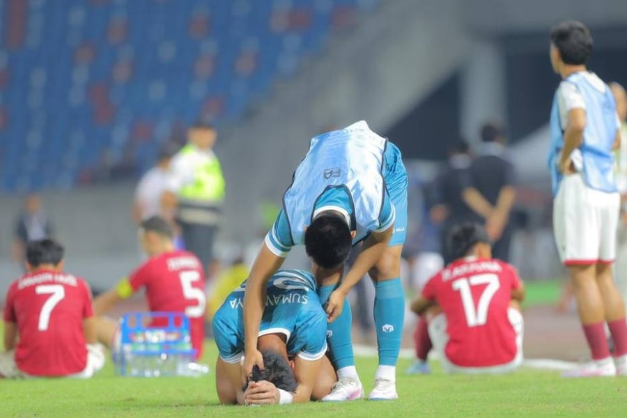 Cầu thủ Indonesia đổ sụp khi bị loại khỏi SEA Games