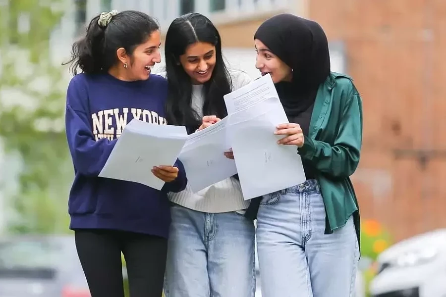 Anh dự kiến thi GCSE và A-Level qua máy tính