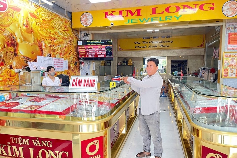 Chủ tiệm kim hoàn bị lừa cầm cố 3 dây chuyền vàng giả