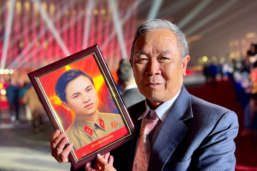 Nước mắt người thân đêm 'gặp lại' liệt sĩ qua di ảnh