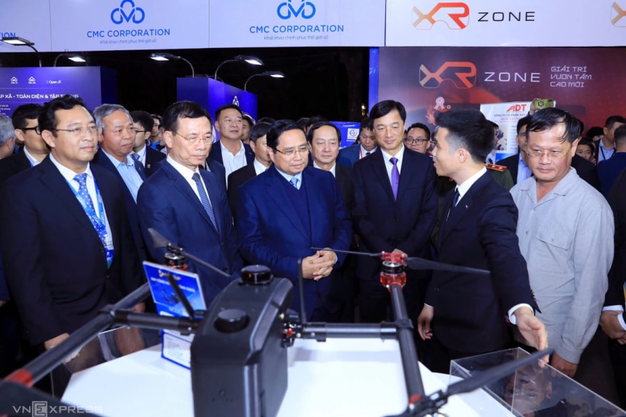 Thủ tướng trải nghiệm công nghệ tại Techfest Việt Nam 2025