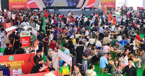 Sáng cuối tuần, trung tâm TPHCM đông nghẹt người đến thưởng thức phở 3 miền