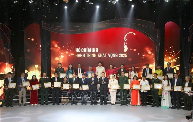 Giao lưu điển hình tiêu biểu học tập và làm theo Bác khu vực miền Trung - Tây Nguyên