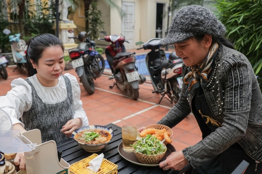 Hà Nội: Bát bún hơn 100.000 đồng, khách ăn trong biệt thự hàng chục tỷ đồng