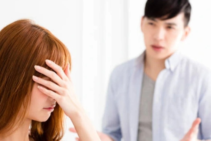 Lén cầm điện thoại chồng, tôi ngã ngửa khi thấy nhóm trò chuyện đặc biệt