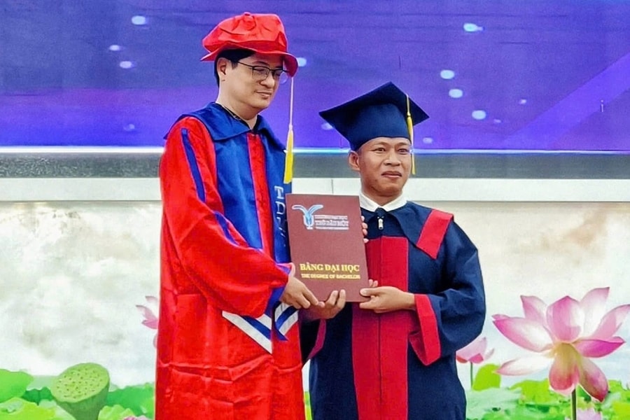 Chàng trai 10 năm làm phụ hồ, thành cử nhân Luật ở tuổi 36