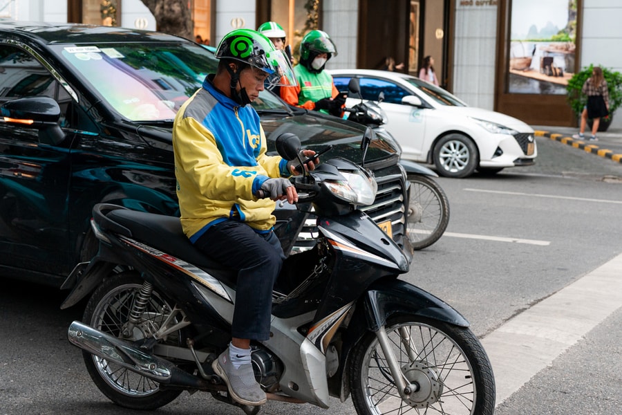 Xe ôm công nghệ, shipper tìm phương án chuyển đổi xe điện