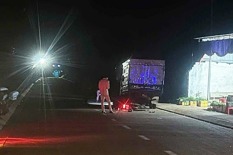 Tông ôtô đỗ ven đường, 3 người tử vong