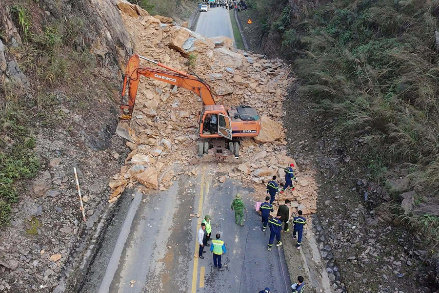 Sạt lở đất đá ở đèo Thung Khe, 3 người bị vùi lấp
