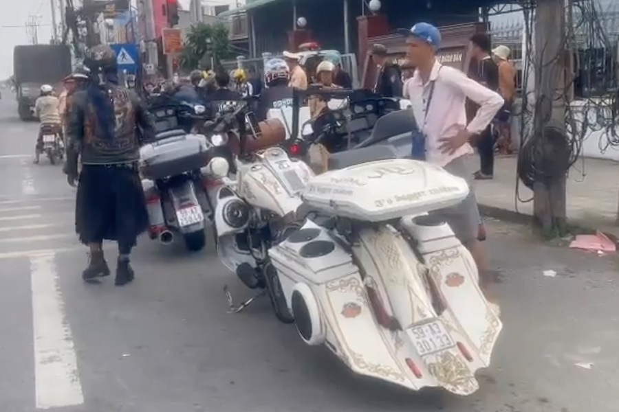 Cảnh sát chặn bắt đoàn môtô vi phạm trên quốc lộ 1