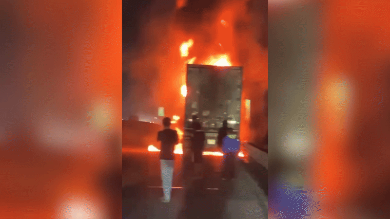 Xe đầu kéo cháy rụi, cao tốc Diễn Châu - Bãi Vọt ùn tắc