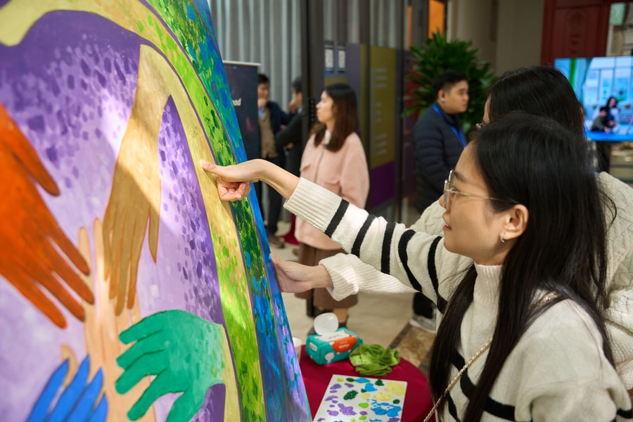Giới trẻ hào hứng sáng tạo tại triển lãm nghệ thuật tương tác