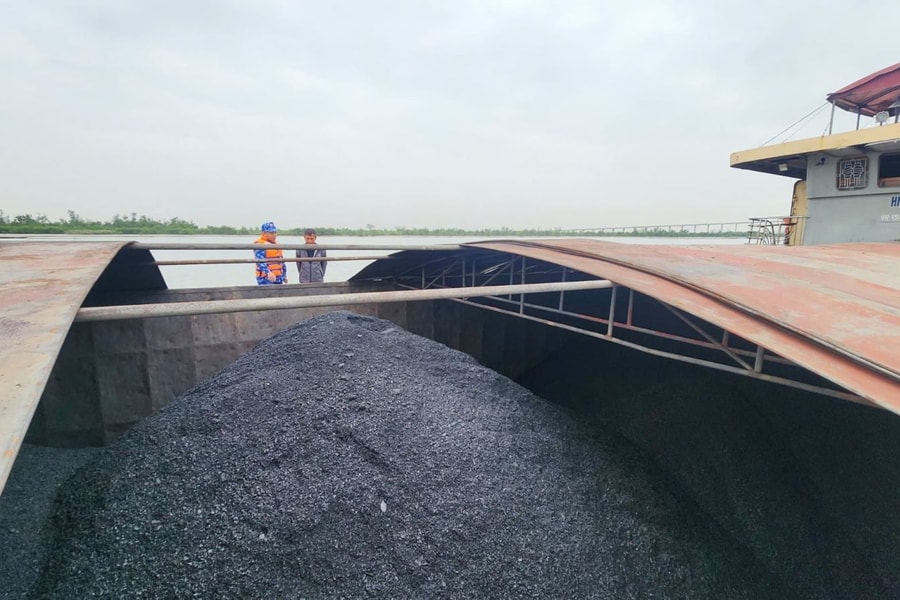 Vùng Cảnh sát biển 1 tạm giữ tàu chở 700 tấn bã xít không rõ nguồn gốc