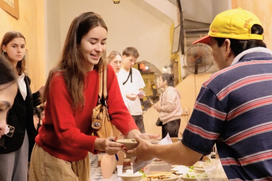 Khách Tây ngồi “vỉa hè trong nhà”, ăn chay tự phục vụ giữa phố cổ Hà Nội