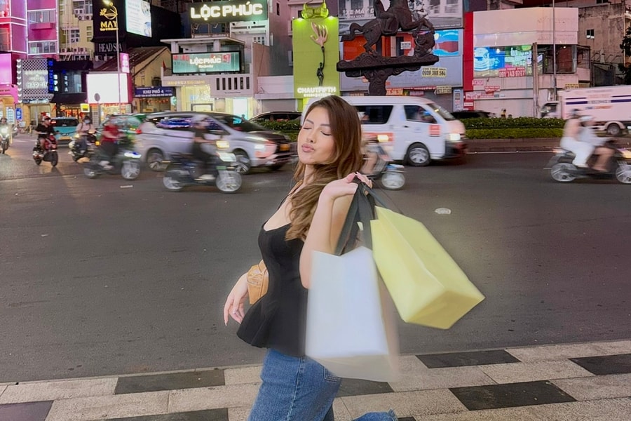 Người nước ngoài đổ xô 'săn' quần áo thương hiệu Việt