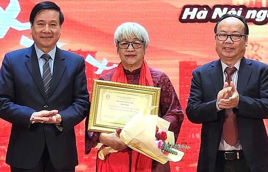Nhà văn Trần Thị Trường nhận giải Thành tựu trọn đời